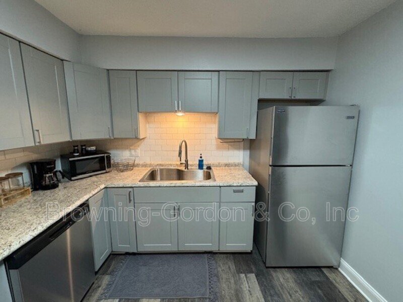 Adorable  2 bedroom 1 bath located within close proximity of the airport! property image