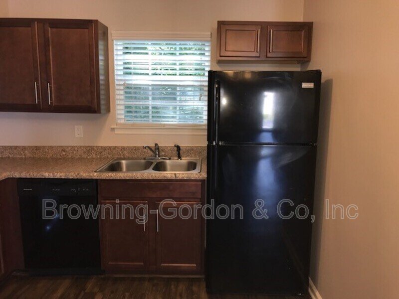 Cozy 2 bedroom located in the 12th Ave. South area! property image