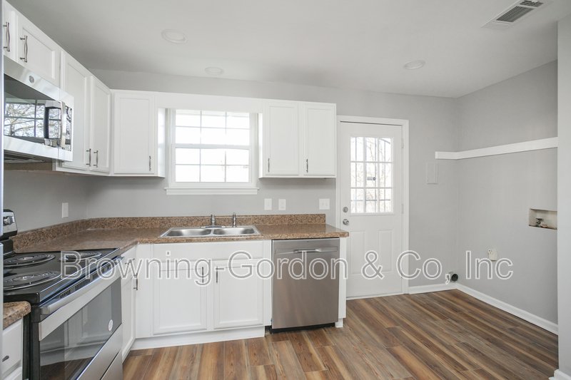 Two Bedroom one bath renovated Duplex on Brick Church Pike! property image